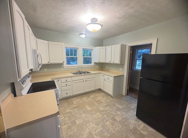Building Photo - Three Bedroom Duplex Near Garfield Park!