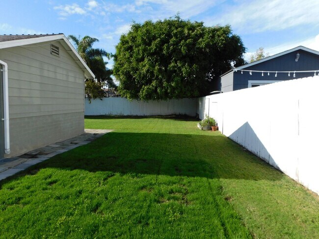 Building Photo - Charming 2 BD + Office, 1 BA Single Family Home, Eastside Costa Mesa