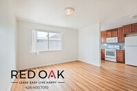 Building Photo - Lovely Three Bedroom with Sunny Windows, K...