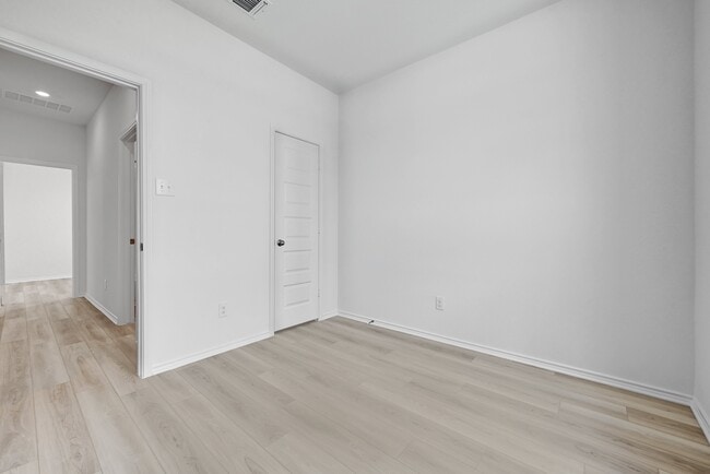 Building Photo - 216 Skipping Stone Run