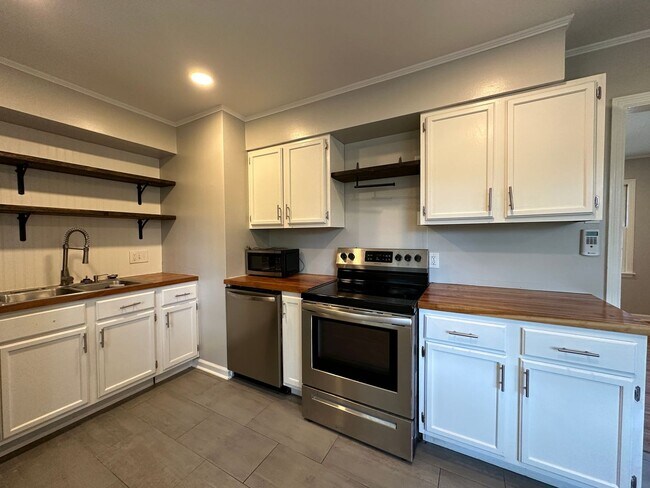 Building Photo - Gated Parking! Huge Backyard! Corner Lot! ...