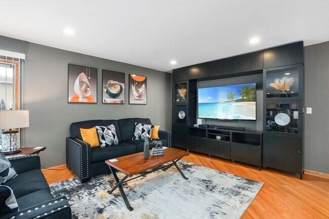 Building Photo - 242 Banbury Ave