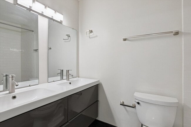 Building Photo - Pre-Lease Aug 2025 Remodeled 2 Bedroom 1 B...
