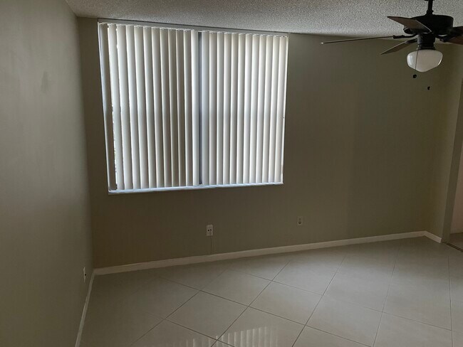 Building Photo - 1915 Lavers Cir