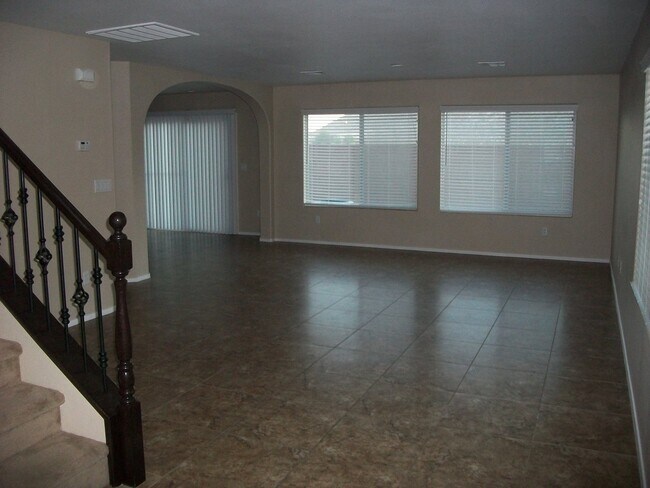 Building Photo - Beautiful 4 Bedroom Home with Granite Coun...