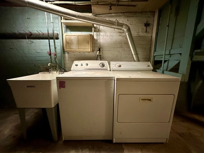 Building Photo - 929 Clarissa St