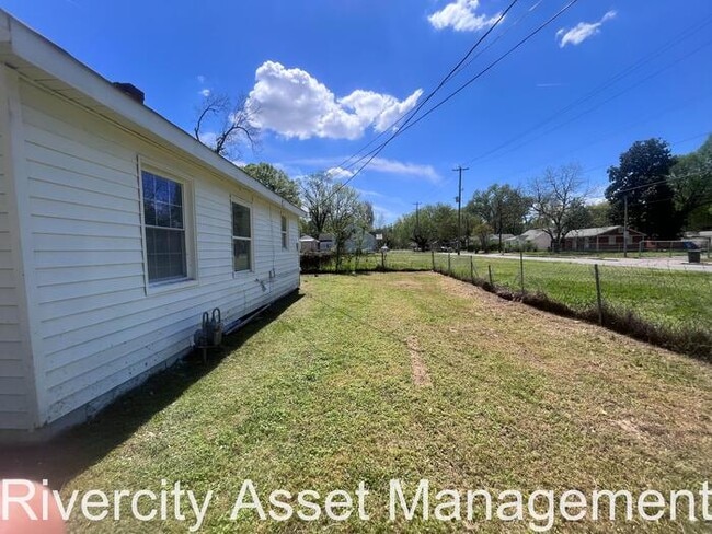 Building Photo - Cute & Quaint Renovated Home!!! Section 8 ...