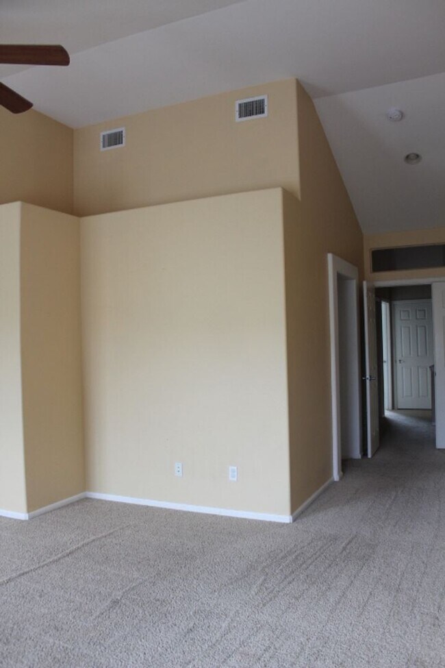 Building Photo - Reduced Price! Cozy and Convenient 2 Bedro...