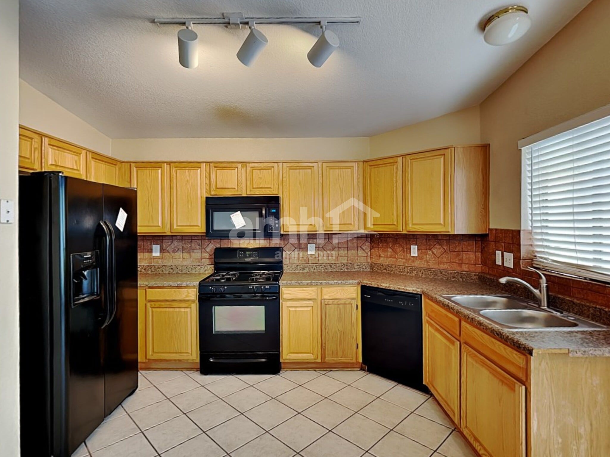 Building Photo - 1566 W Breakwell St