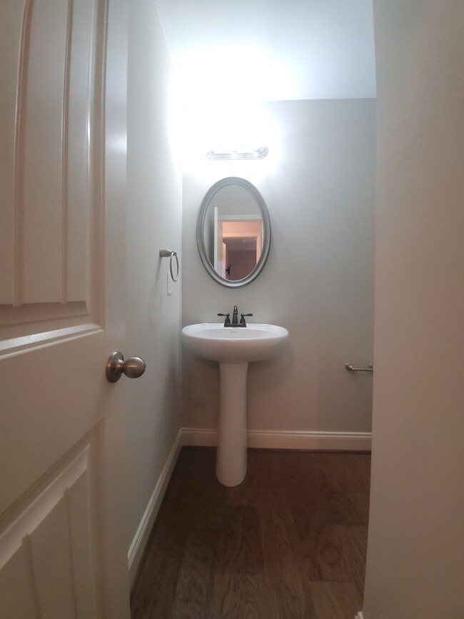 Building Photo - $2100 Executive 3 Bed 2.5 Bath with Bonus ...