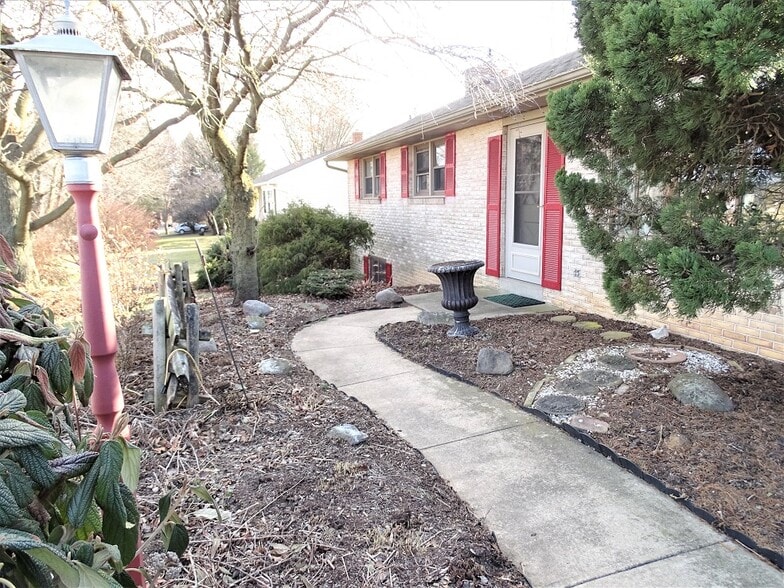 Building Photo - 1357 E Oregon Rd