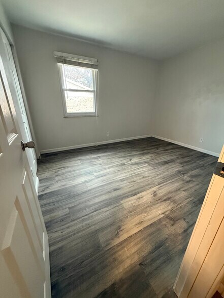 Building Photo - 718 Village Ln