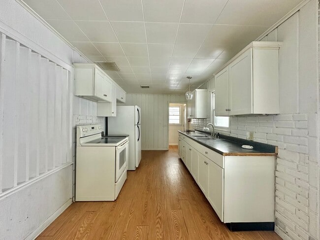 Building Photo - 833 Westmoreland Ave