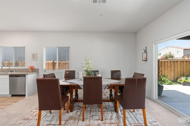 Building Photo - 4 Bed 2 Bath