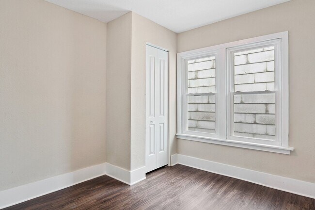 Building Photo - Available Now! Bright & Inviting 3 Bedroom...