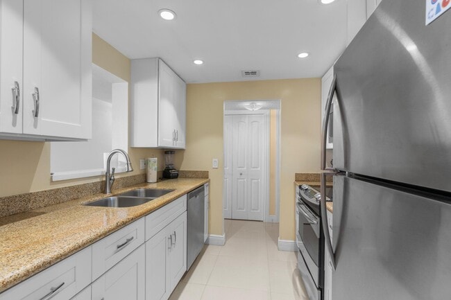 Building Photo - 1009 N Ocean Blvd