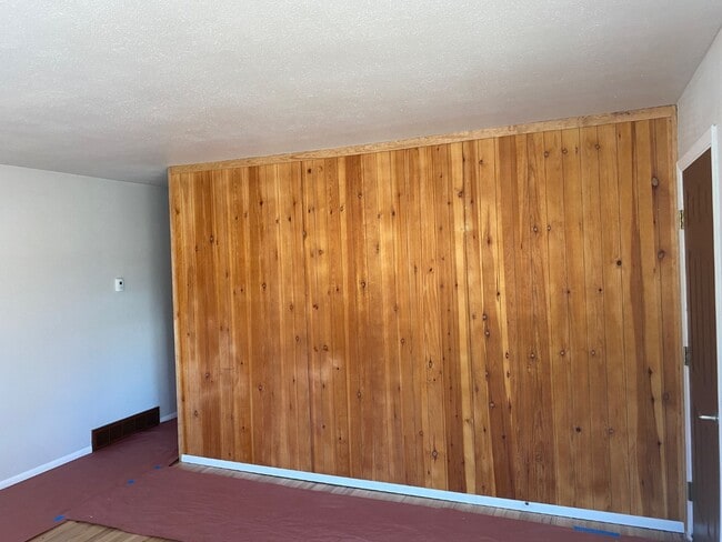 Building Photo - 322 S Valley Rd
