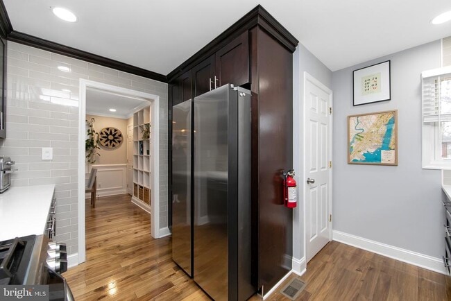 Building Photo - 22 W 6th Ave