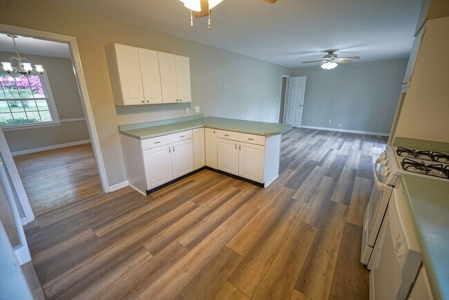 Building Photo - Sublease: Available 7/22/25 Beautiful 4/2 ...