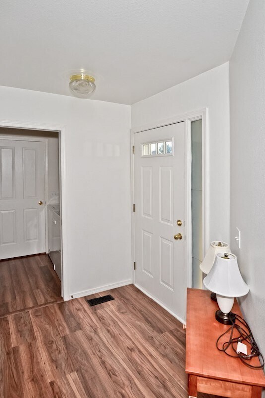 Building Photo - Convenient 3 Bedroom 2 Bathroom Southeast Townhome