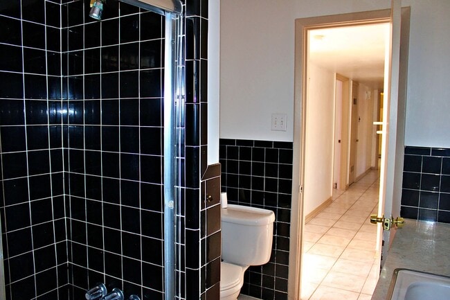 Building Photo - Spacious home Move-In Ready