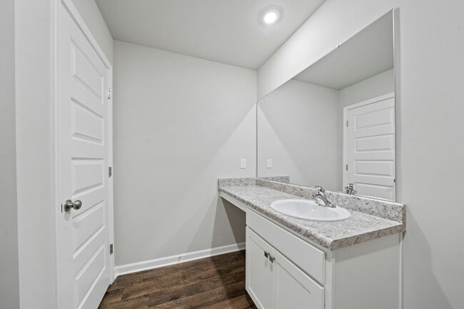Building Photo - 209 Clear Creek Dr