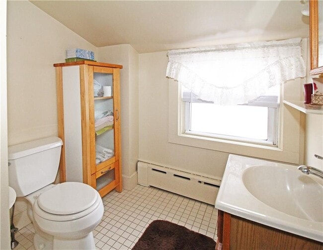 Building Photo - 563 Aquidneck Ave