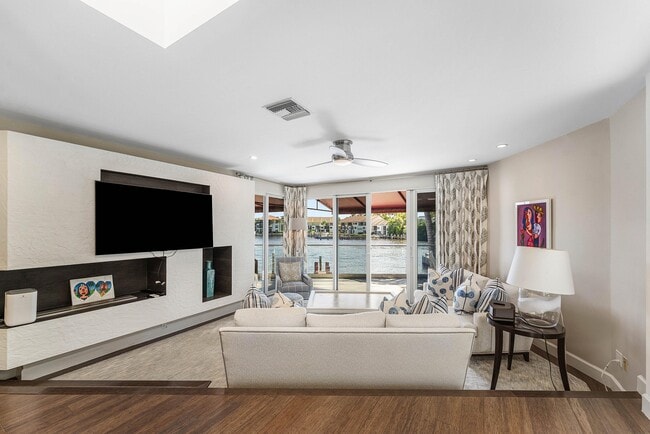 Building Photo - 811 Palm Trail