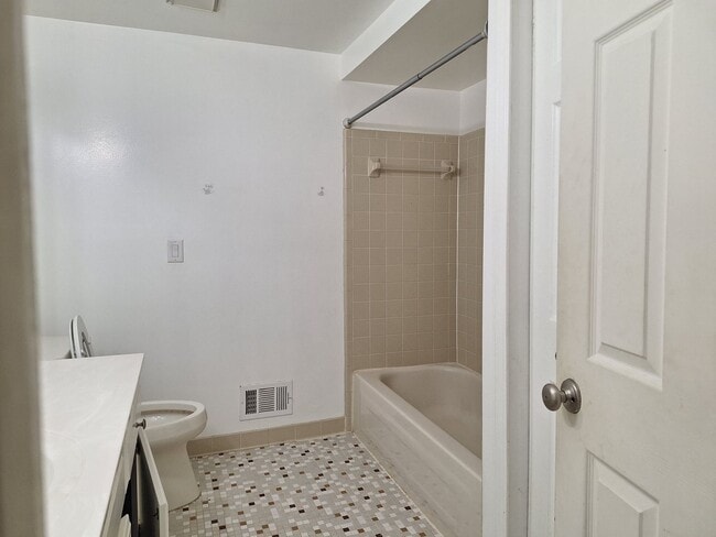 Building Photo - Charming Chesterfield Townhouse