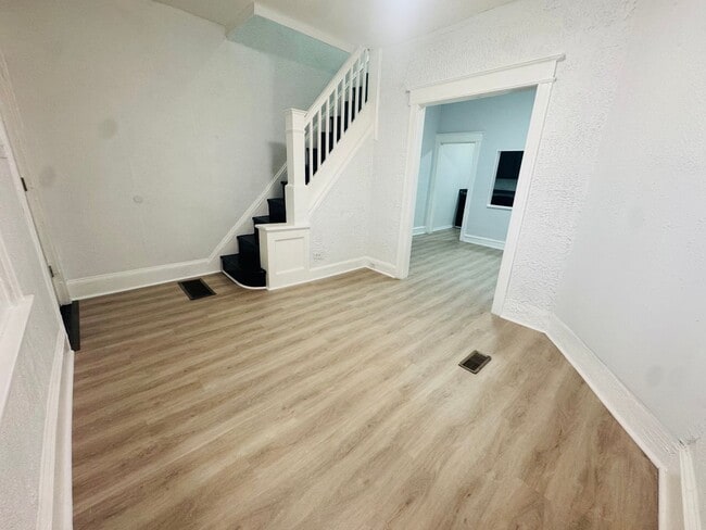 Building Photo - Refreshed 3bd/1bth House with Rear yard!!