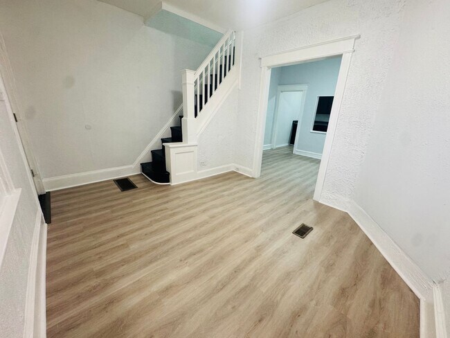 Building Photo - Refreshed 3bd/1bth House with Rear yard!! SECTION 8 ONLY!!