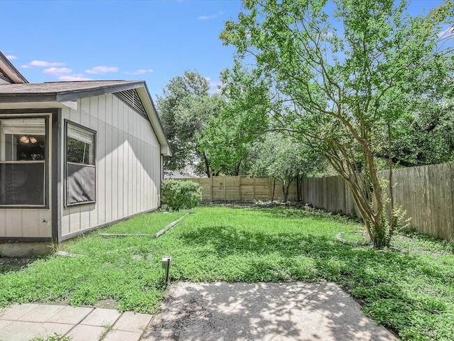 Building Photo - 806 Sunny Ln