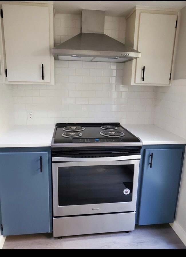 Building Photo - 130 Ravine St