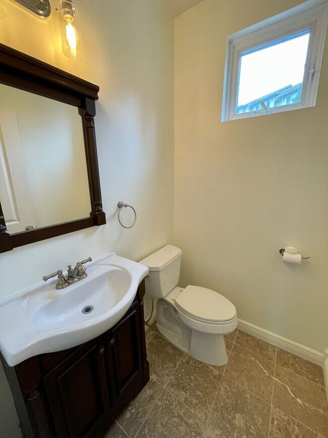 Building Photo - Issaquah Townhouse at Peregrine Point...