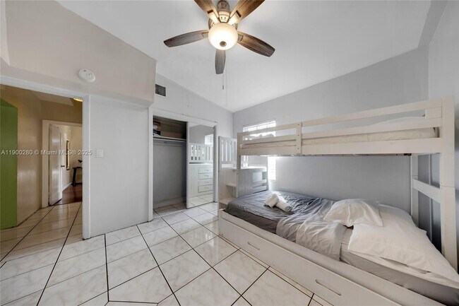 Building Photo - 526 S 28th Ave