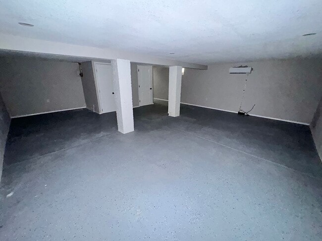 Building Photo - 2 bed w/REFRIG A/C and HUGE finished basem...