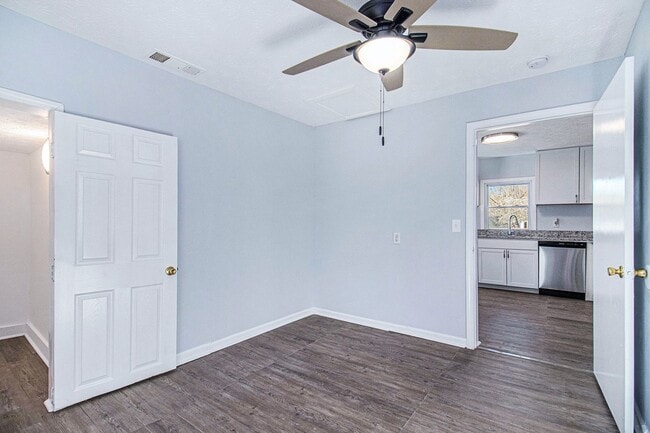 Building Photo - Charming Fully Renovated 2BR/1BA in the He...