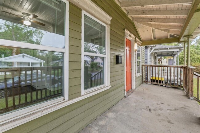 Building Photo - Savannah Eastside Home | 2 Bed 1 Bath | Remodeled Kitchen | In-Unit W/D | Private Driveway