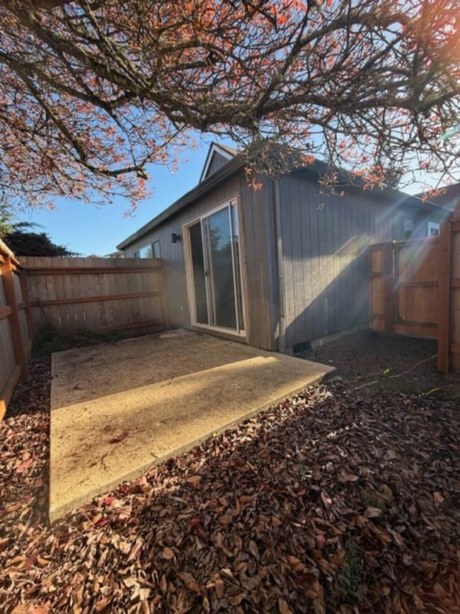 Building Photo - MIN912