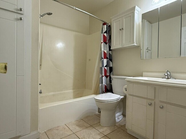 Building Photo - House For Lease