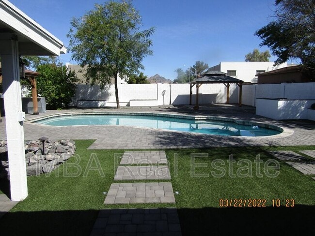 Building Photo - 2802 E Weldon Ave