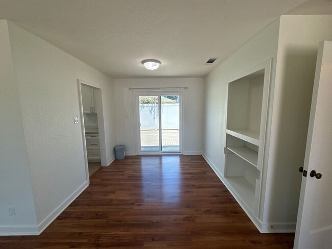 Building Photo - 209 E Laurel Dr