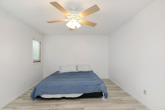 Building Photo - Large Family home For rent!