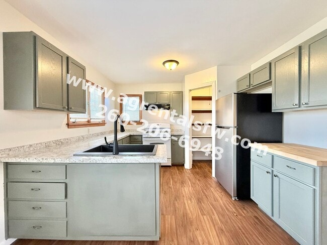 Building Photo - 3 Bedroom House