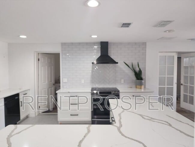 Building Photo - 1130 W Lake Brantley Rd