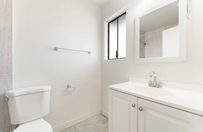 Building Photo - 200 Bel Port Dr