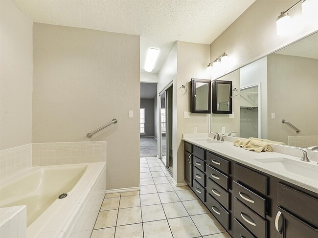 Building Photo - 3109 Devonshire Dr