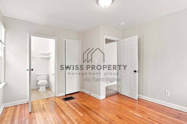 Building Photo - 1590 Vendome Dr S