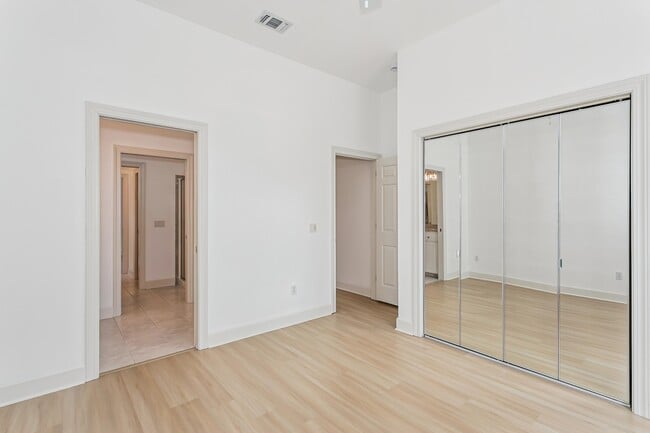 Building Photo - 5930 Hermitage Dr