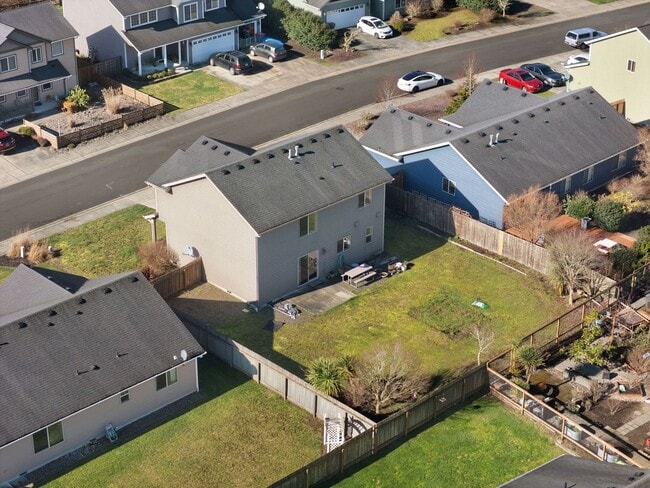 Building Photo - 330 SW Kalmia Ave